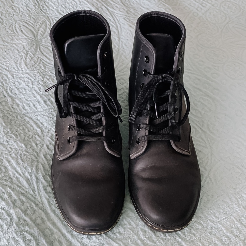 Dr. Martens Shoreditch. W Size 9. Color black.